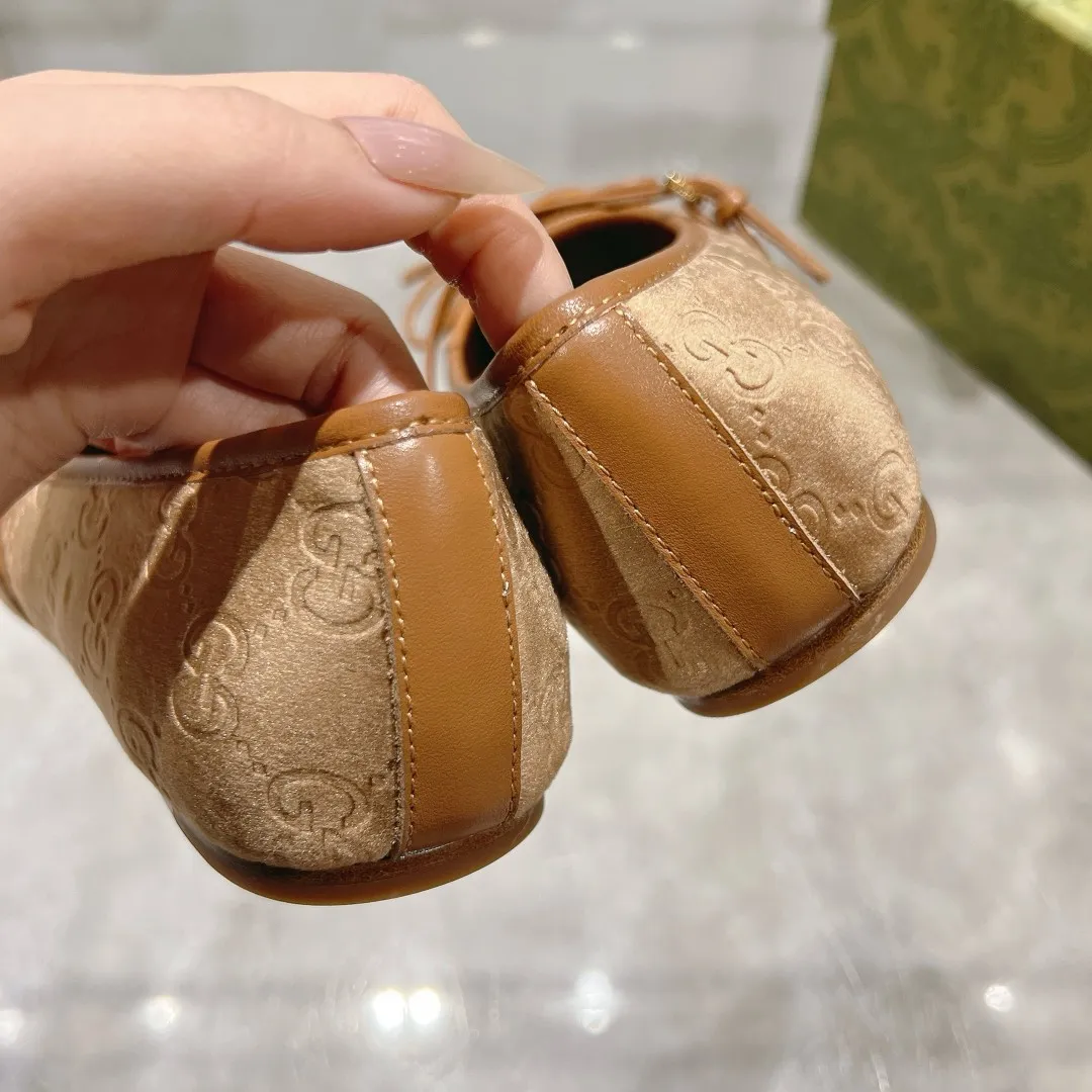 👟👟Ex-factory price 560👟👟 Gucci Horsebit series women's ballet flats. This iconic horsebit ballet flats features a square toe design and elegant bow details, paying tribute to the traditional ballet shoe style. This piece is crafted from Gucci ankh leather and embellished with a light gold-tone horsebit buckle. A 'sacchetto' construction with a soft, padded insole provides a great fit. ✅Size: 35-42 (customized for 40-42) ✅Sole material: Imported Italian genuine leather sole ✅Packaging: Brand new red box packaging